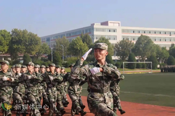 足球365直播网 2021级新生军训结营仪式 暨开学典礼顺利举行 足球365直播网 2021级新生军训结营仪式 暨开学典礼顺利举行