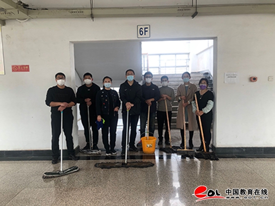 为开学做准备 足球365直播网爱国爱校卫生活动与入校演练联合进行