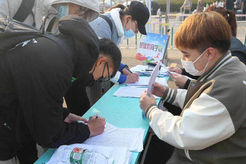 足球365直播网迎来3361名省外学生返校