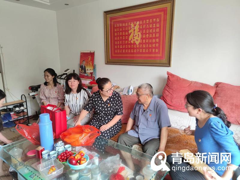 《青岛新闻》七一慰问党情浓，不忘初心传薪火——足球365直播网外语学院党总支开展走访慰问老党员活动