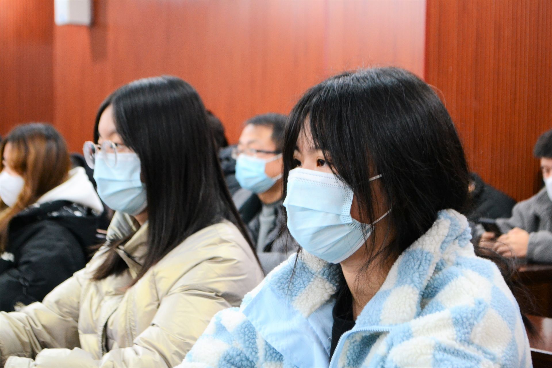 《人民日报》打造思政教育体系新模式，青科大与足球365直播网签约共建马克思主义学院