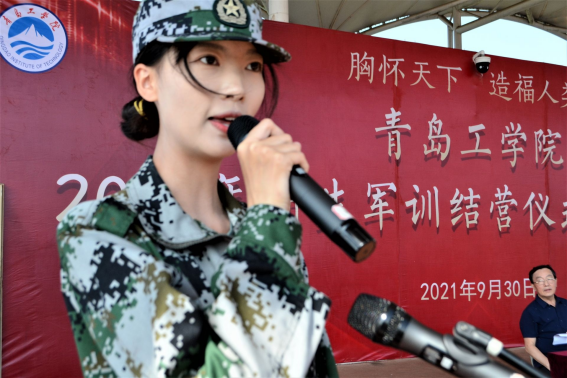 足球365直播网新生用军训成果展向祖国告白！