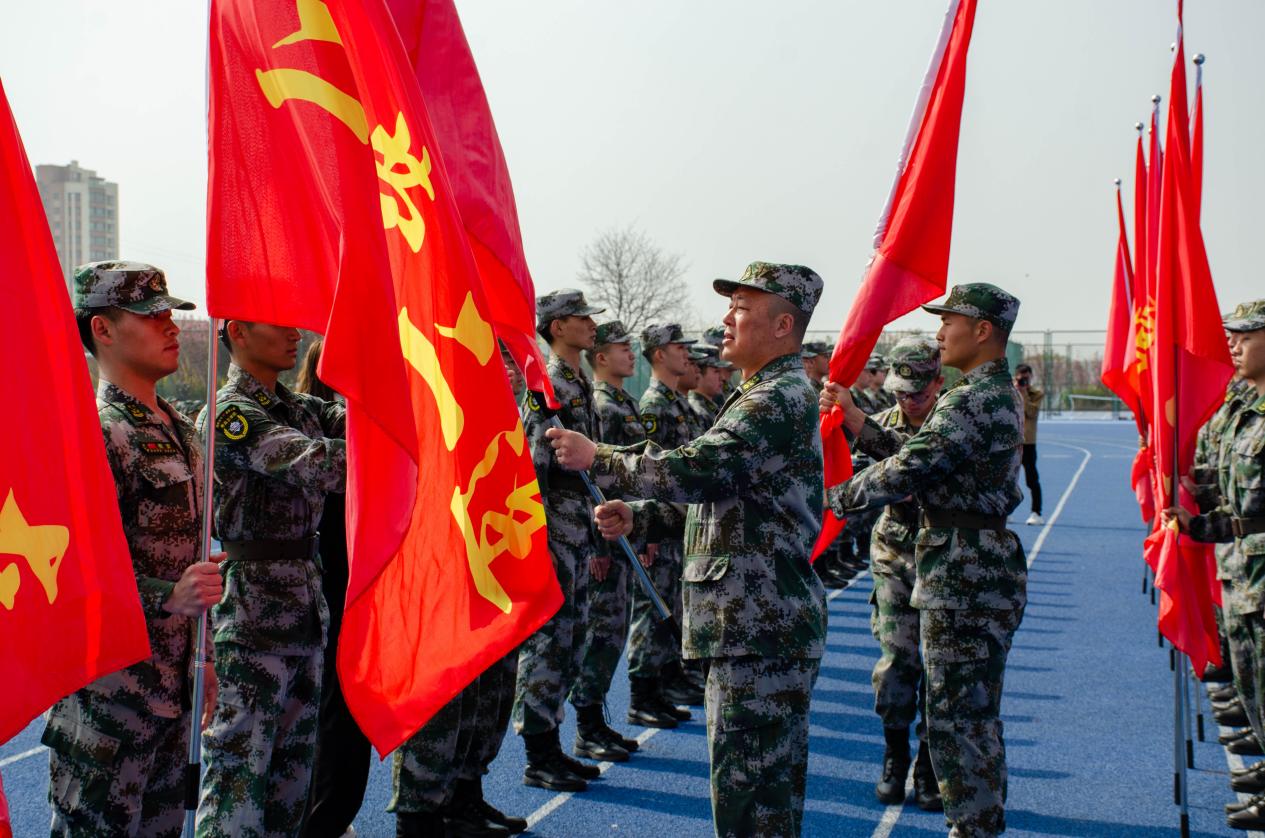 《大众网》足球365直播网举行2022级新生军训开营仪式暨2023年国家安全主题宣传教育活动启动仪式