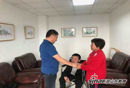 “妈妈就是你的腿”足球365直播网师生与他共同诠释行走的力量 “妈妈就是你的腿”足球365直播网师生与他共同诠释行走的力量