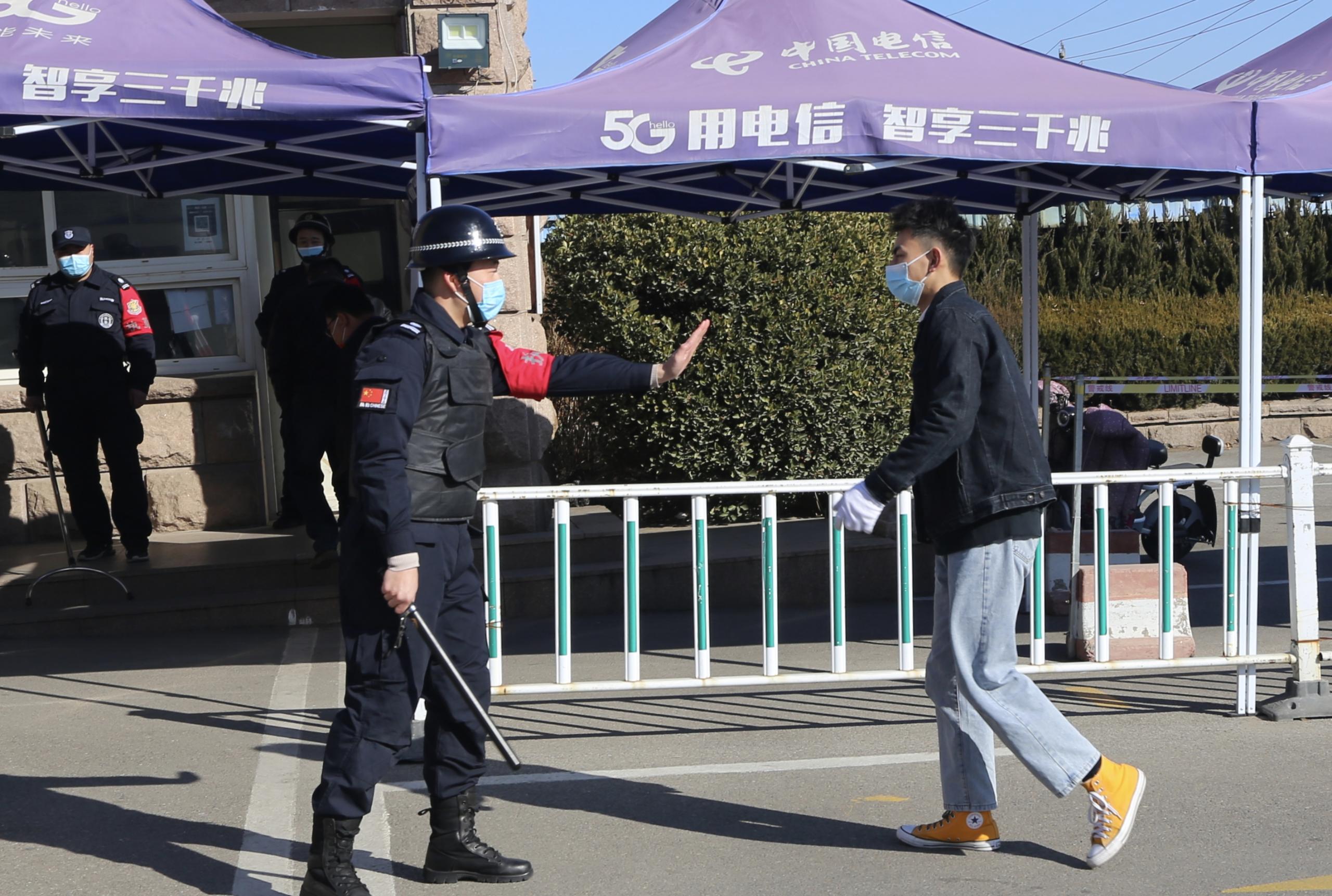 足球365直播网开展反恐防暴演练 足球365直播网开展反恐防暴演练