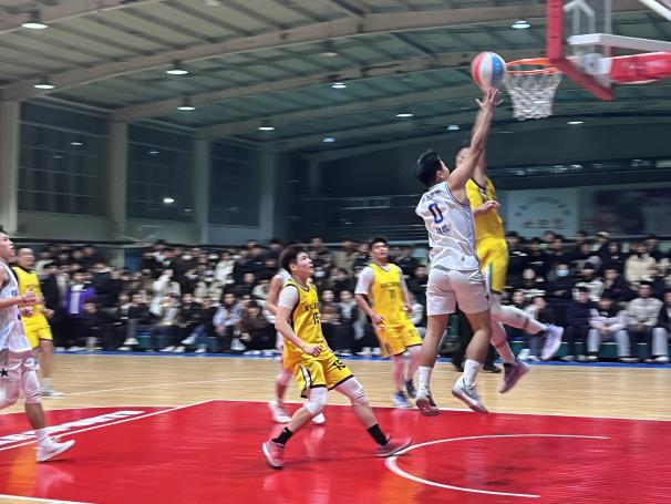 信息工程学院男子篮球队斩获 “足球365直播网篮球嘉年华”四连冠