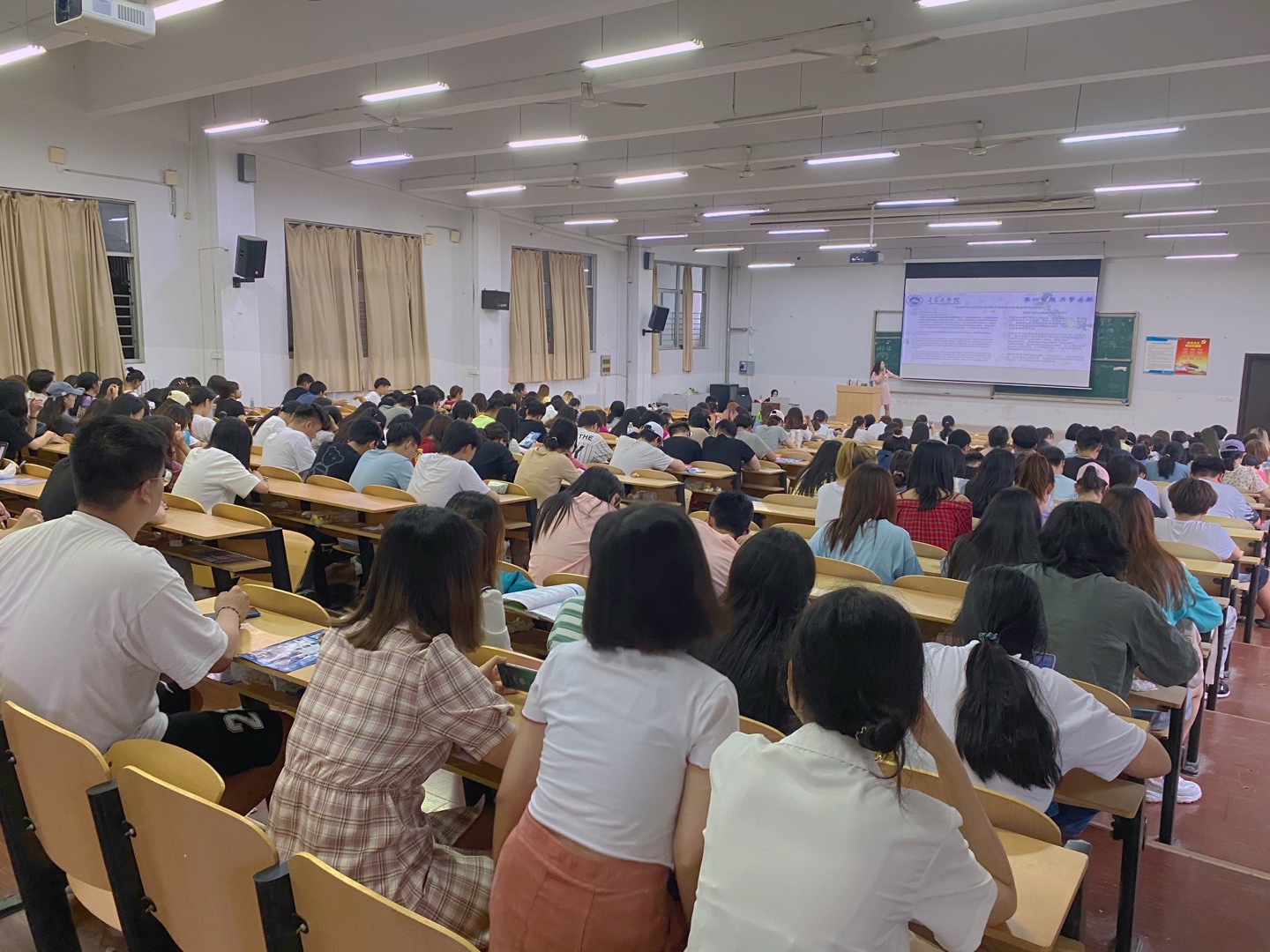 外语学院举办“出国留学前景分析与展望”宣讲活动 外语学院举办“出国留学前景分析与展望”宣讲活动