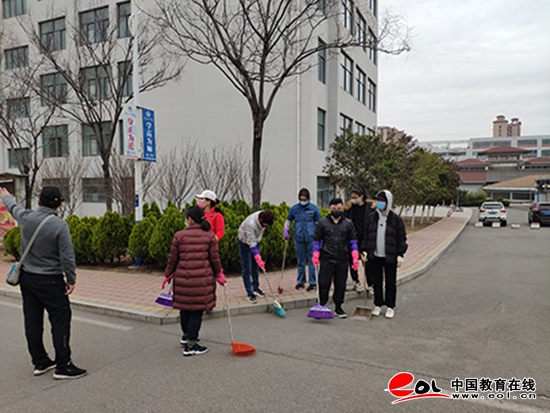 为开学做准备 足球365直播网爱国爱校卫生活动与入校演练联合进行