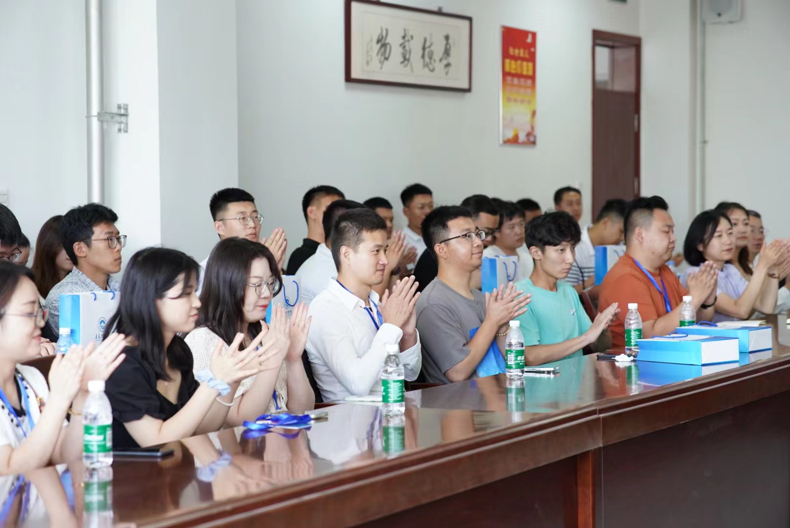足球365直播网邀请校友回母校开展座谈会 足球365直播网邀请校友回母校开展座谈会