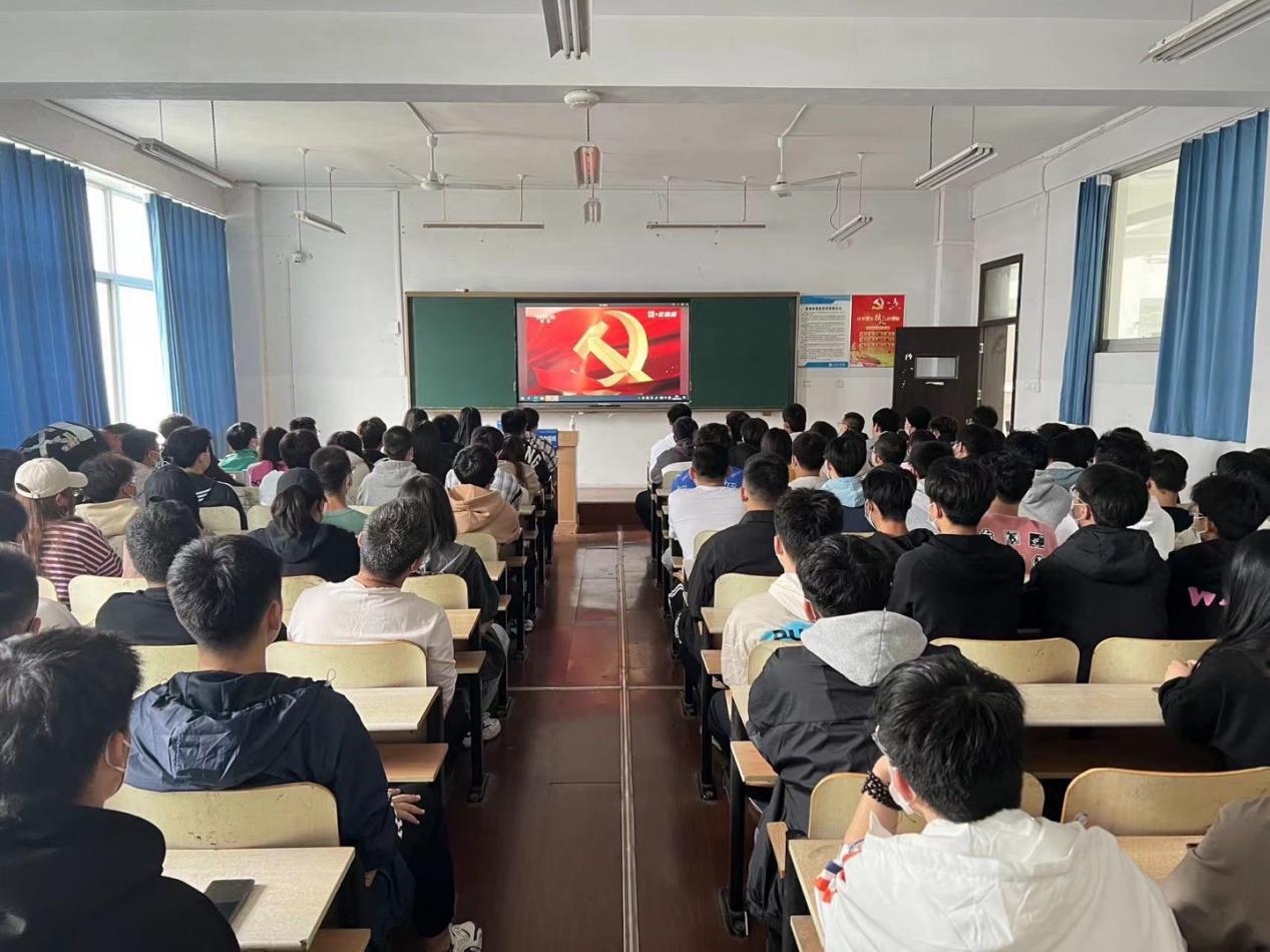 足球365直播网集中组织全校师生收听收看党的二十大开幕盛况