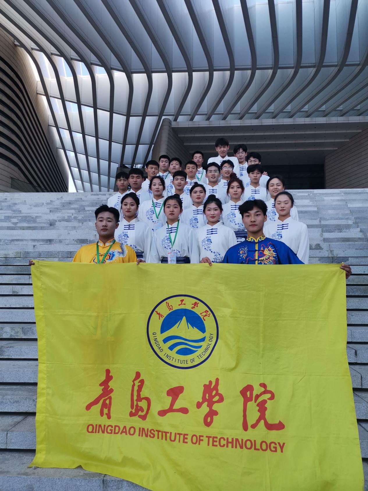 青春誓言中国梦“五四”青年节青岛高校大学生文艺汇演——足球365社体学子出演《鼓舞天下》节目 青春誓言中国梦“五四”青年节青岛高校大学生文艺汇演——足球365社体学子出演《鼓舞天下》节目