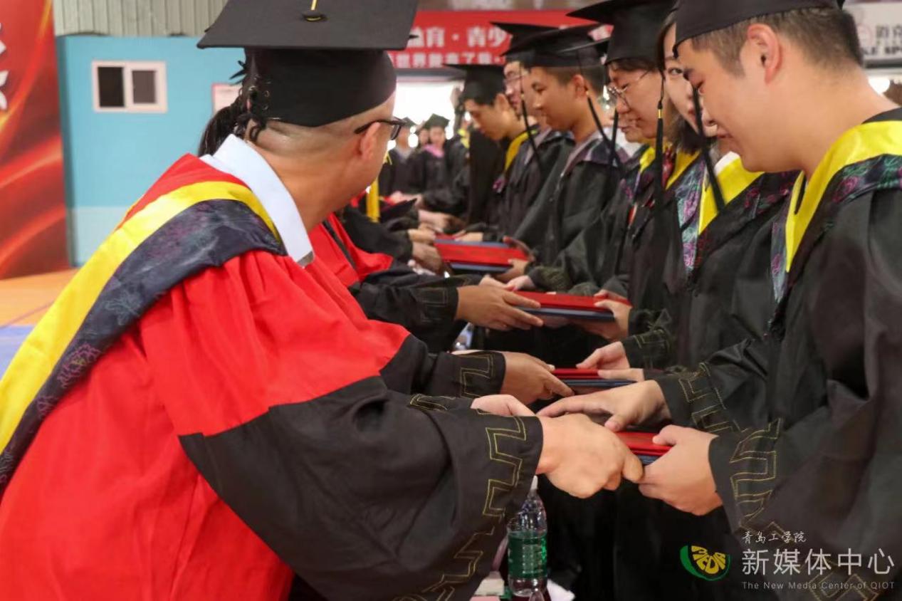 足球365直播网举行2023届毕业生毕业典礼暨学位授予仪式 足球365直播网举行2023届毕业生毕业典礼暨学位授予仪式