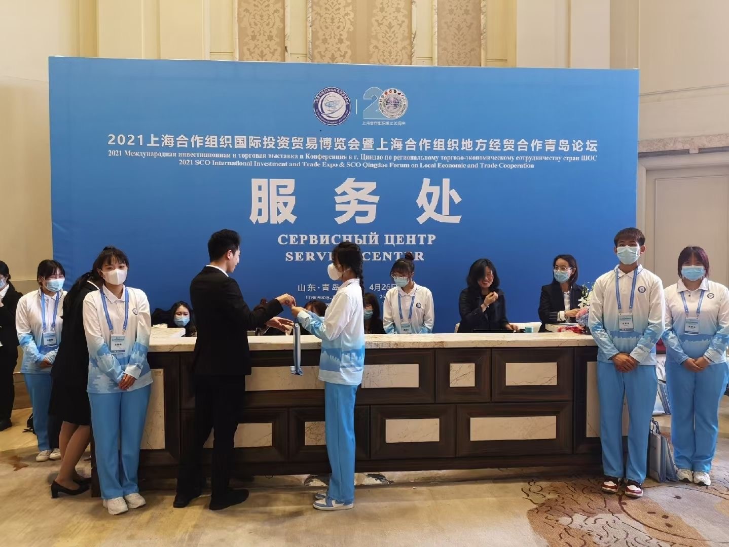 竞展青春,上合有我!----上合博览会上足球365志愿者风采 竞展青春,上合有我!----上合博览会上足球365志愿者风采