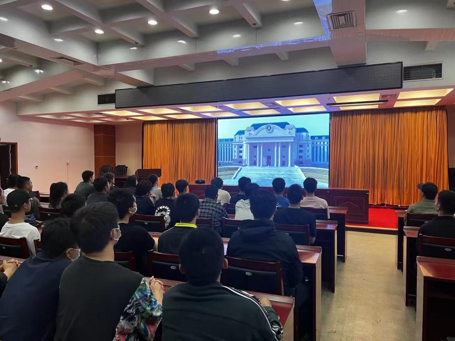 足球365组织有入伍意愿学生到军营参观学习 足球365组织有入伍意愿学生到军营参观学习
