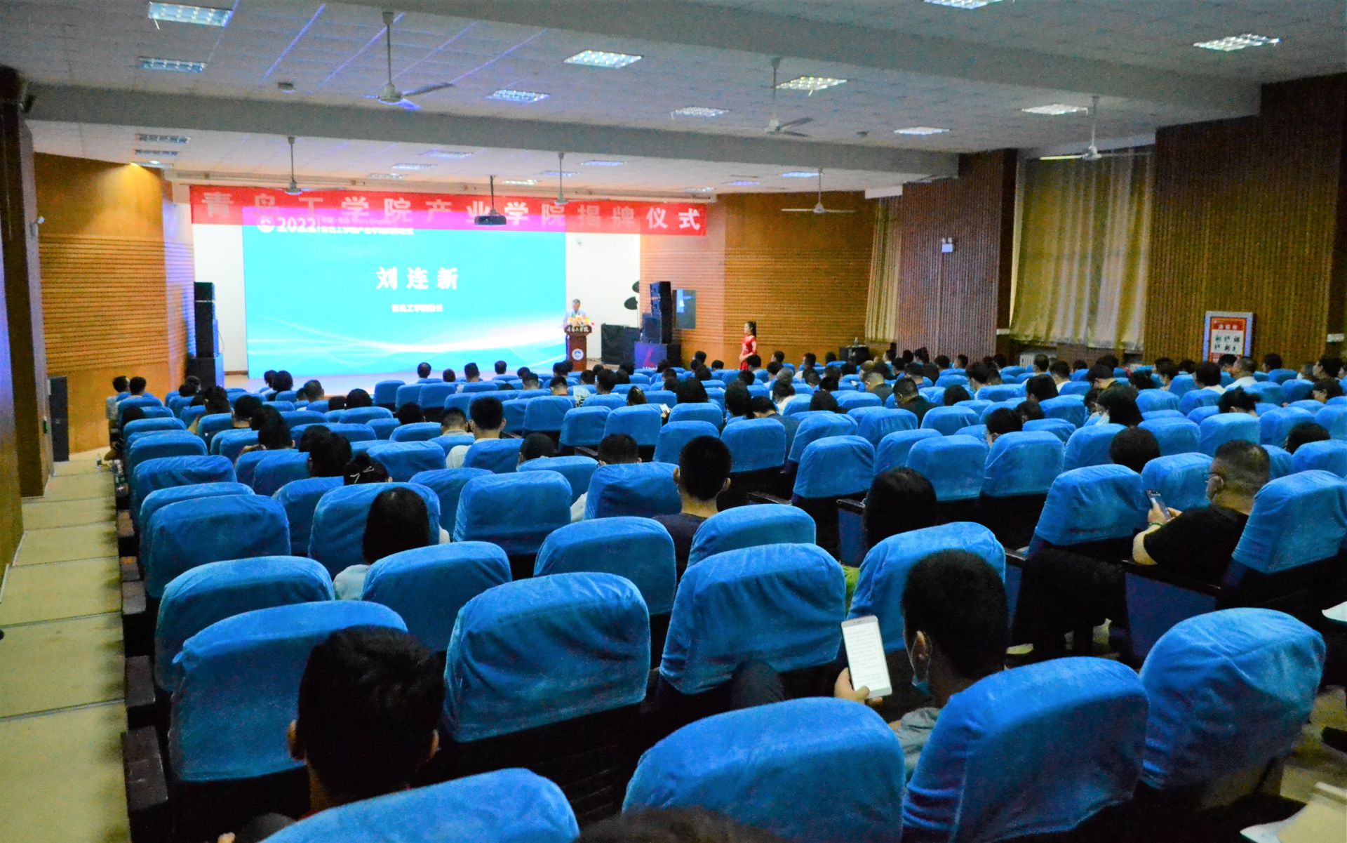 《观海新闻》深度匹配驻地城市发展战略，足球365直播网九大现代产业学院揭牌！