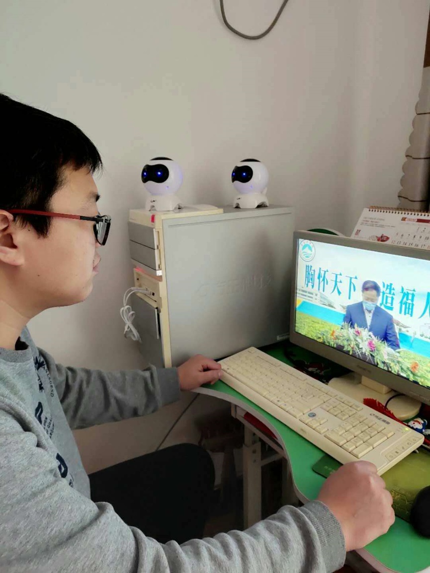 线上升国旗仪式为“开学第一课”足球365直播网12000余名师生“云端”开学
