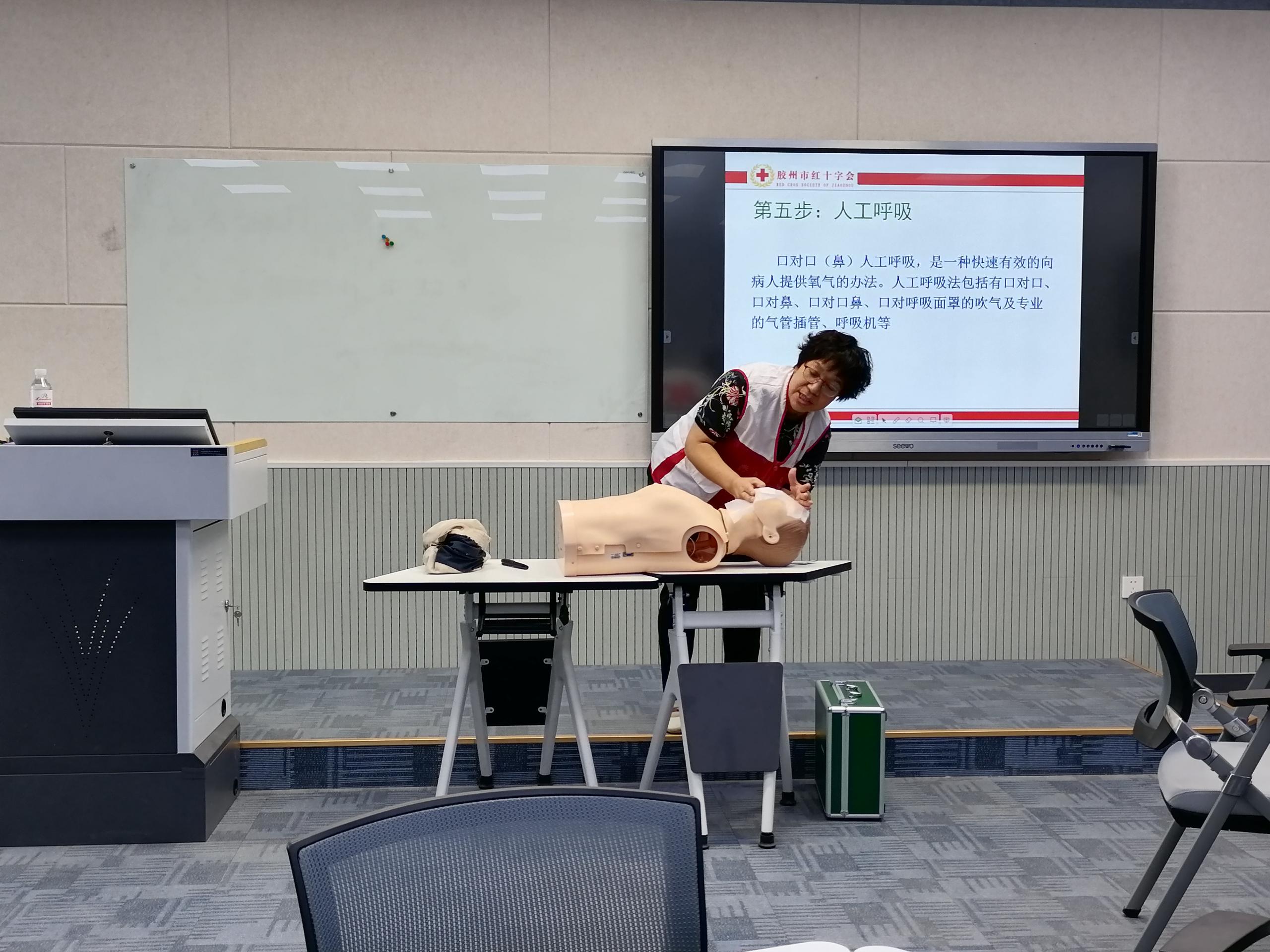 《观海新闻》足球365直播网：开学第一课，新生接受关爱生命“救”在身边专题培训