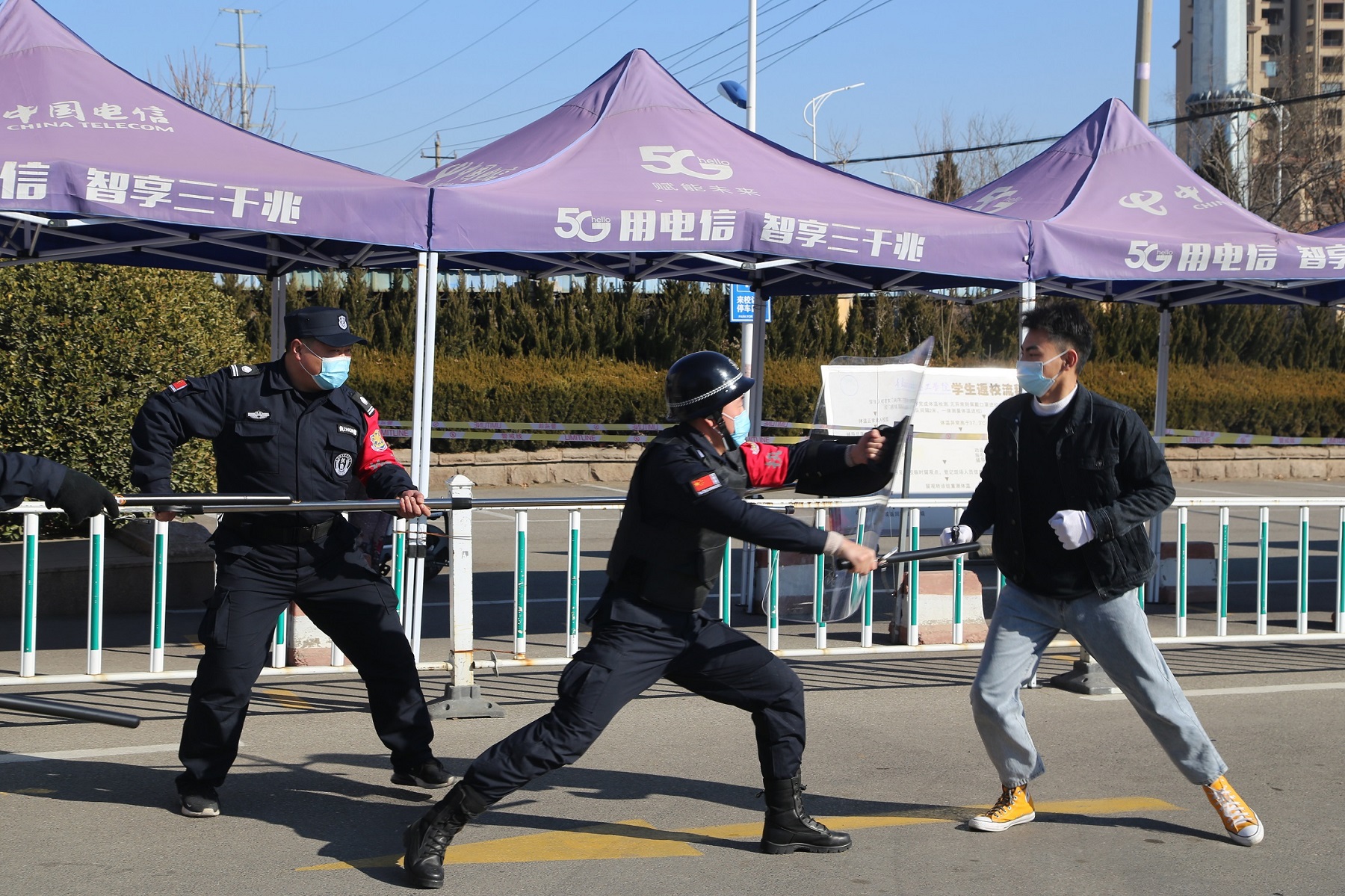 足球365直播网开展反恐防暴演练 足球365直播网开展反恐防暴演练