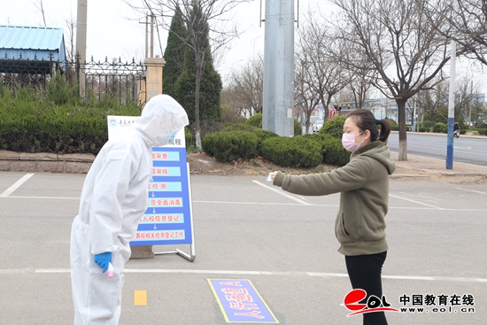 为开学做准备 足球365直播网爱国爱校卫生活动与入校演练联合进行