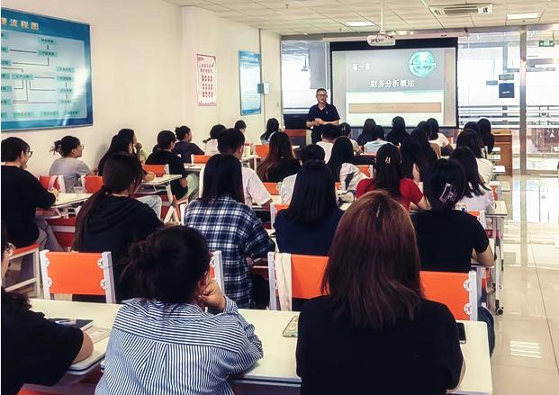 开新局 谱新篇——足球365开展开学首日教学巡查工作