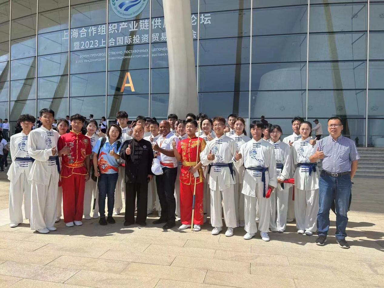 “走读中国”外国媒体青岛行活动启动仪式——足球365社体学子出演三铺龙拳节目 “走读中国”外国媒体青岛行活动启动仪式——足球365社体学子出演三铺龙拳节目