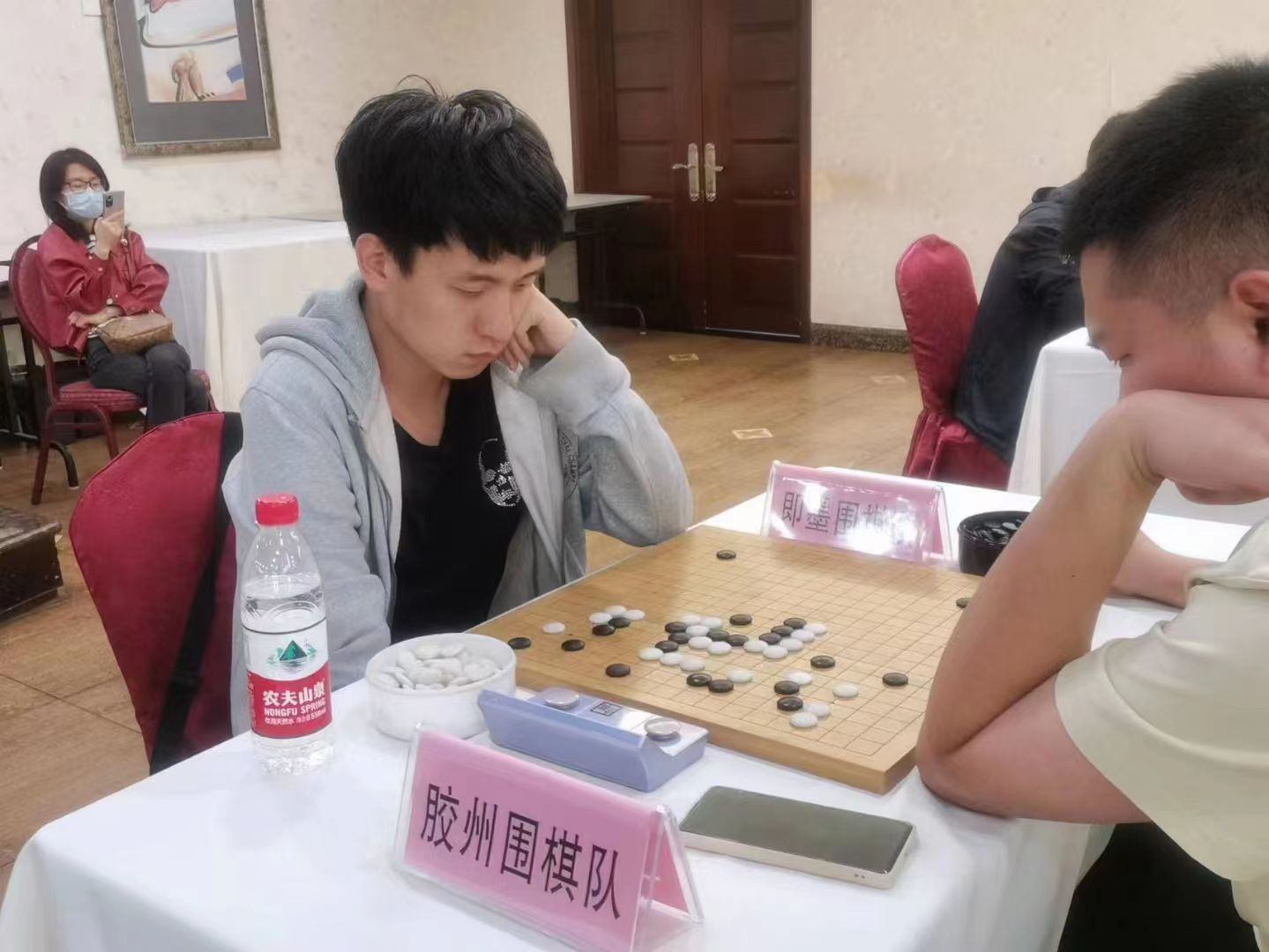 纹枰创佳绩：祝贺足球365教师郭可豪 获胶州围棋名人赛冠军