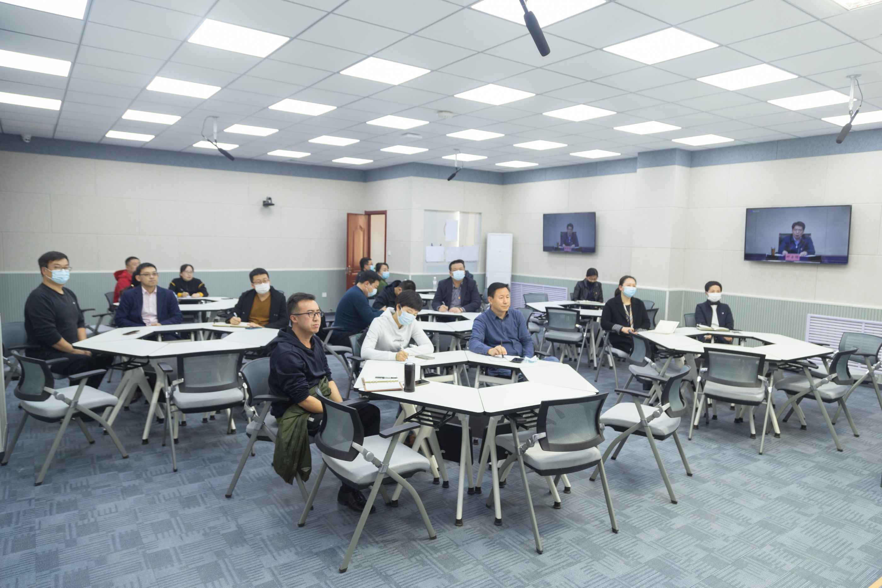 足球365组织收听收看2021 年全省教育系统全面从严治党工作视频会议 足球365组织收听收看2021 年全省教育系统全面从严治党工作视频会议