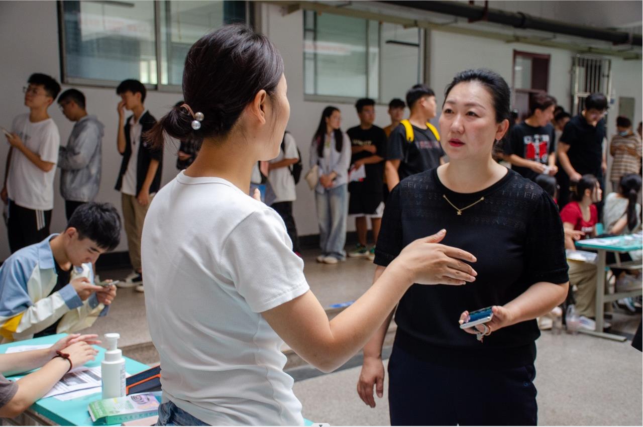 足球365喜迎2023级新生入学报到