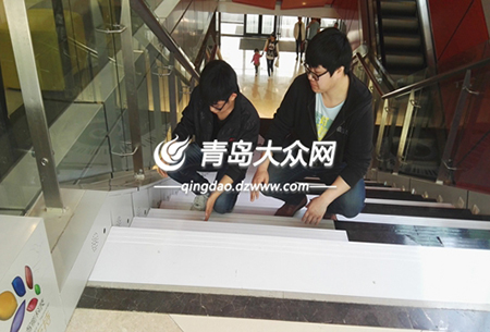 这里的台阶会唱歌 足球365直播网学生自制音乐阶梯 这里的台阶会唱歌 足球365直播网学生自制音乐阶梯