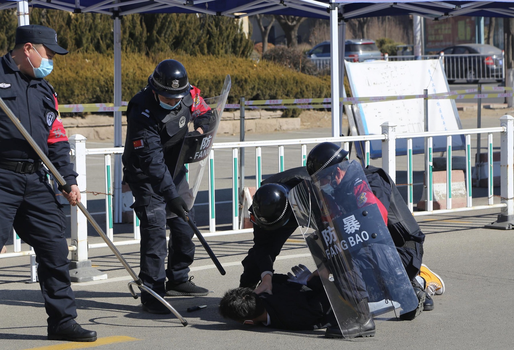 足球365直播网开展反恐防暴演练 足球365直播网开展反恐防暴演练