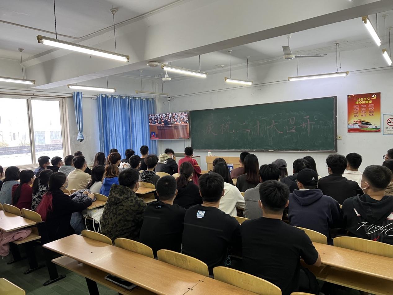 足球365直播网集中组织全校师生收听收看党的二十大开幕盛况