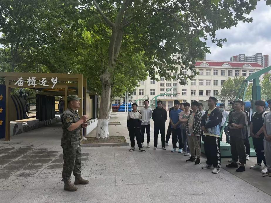 足球365组织有入伍意愿学生到军营参观学习 足球365组织有入伍意愿学生到军营参观学习