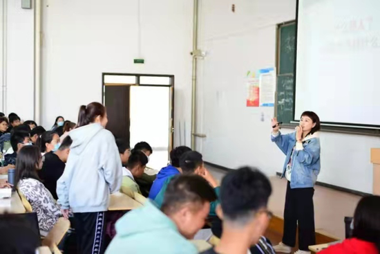 “我的快乐在教学上” 记足球365直播网刘晓燕老师