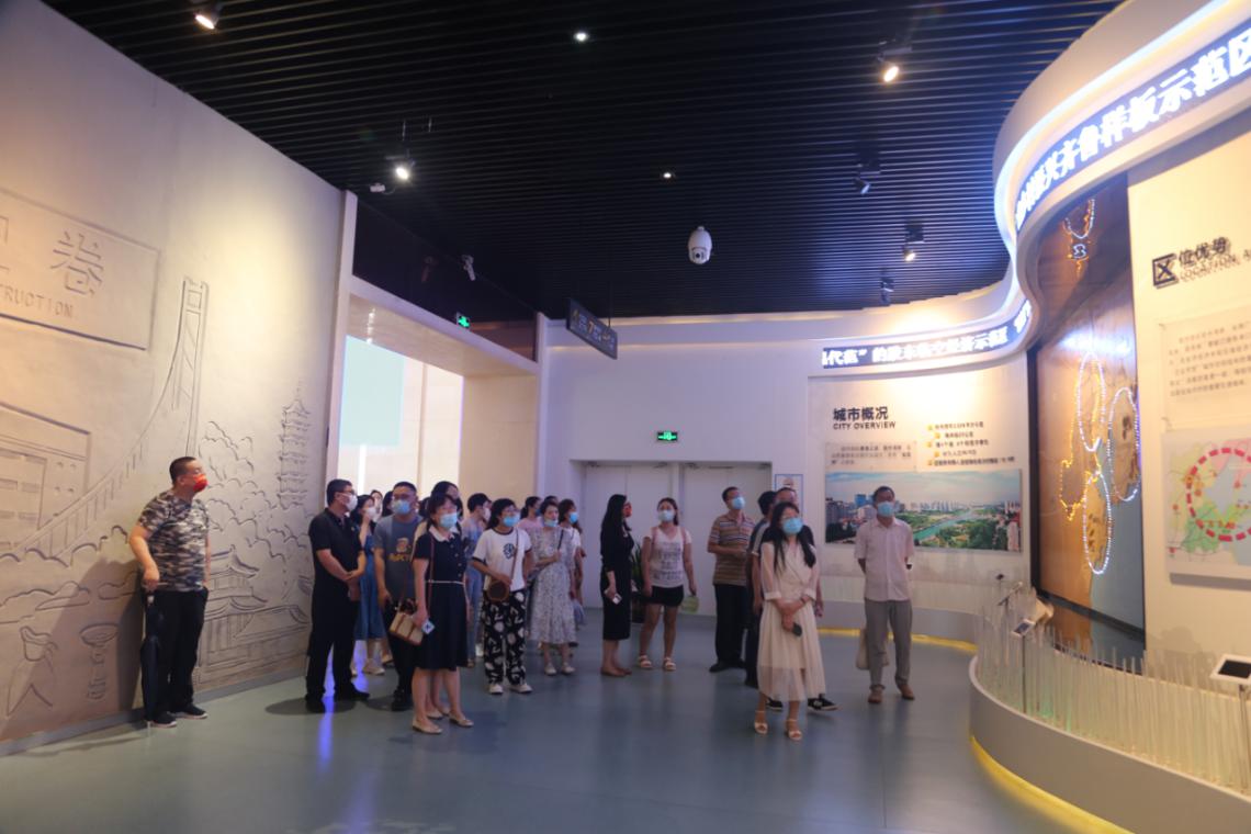 足球365直播网组织全体教师参观胶州市规划馆