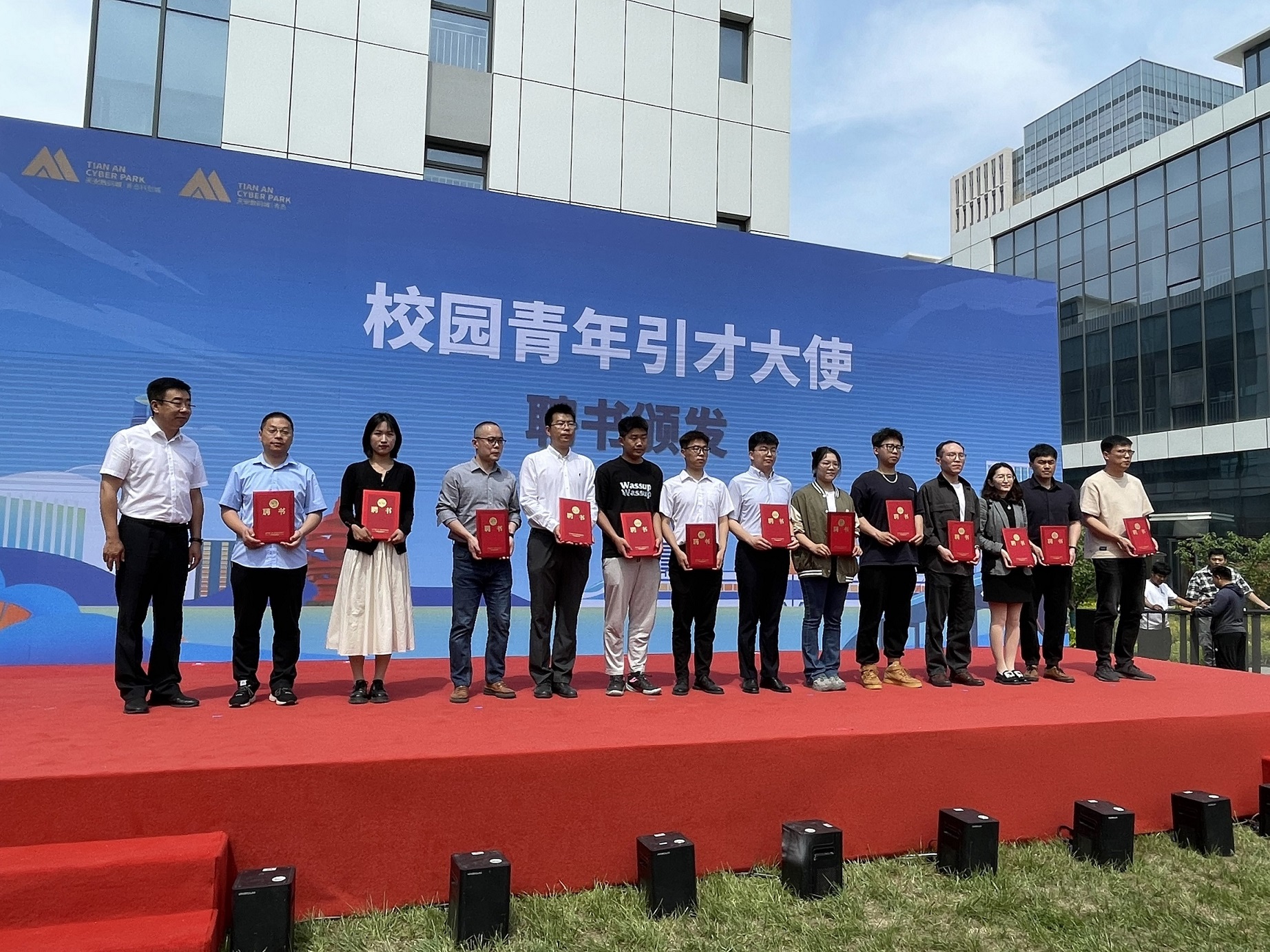 足球365参加2023届毕业生就业促进周活动暨首届胶州湾北岸产业链企业大型人才供需会