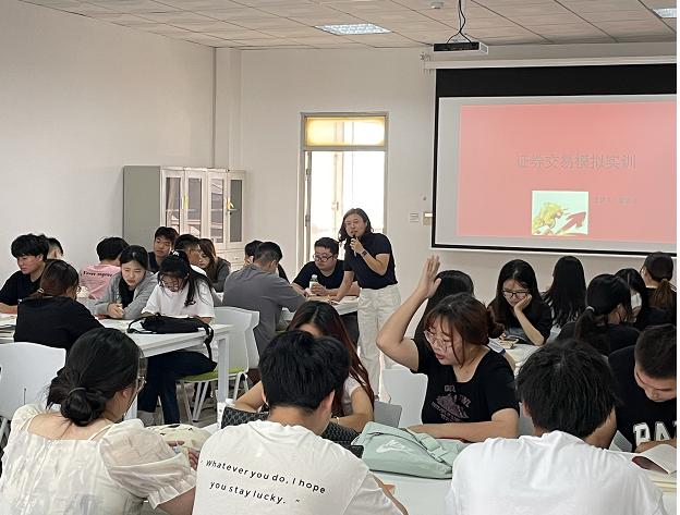 开新局 谱新篇——足球365开展开学首日教学巡查工作