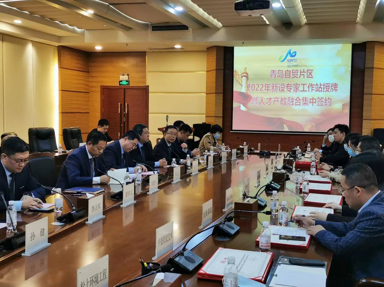 足球365与中国(山东)自由贸易试验区青岛自贸片区管委签署人才产教融合战略合作协议 足球365与中国(山东)自由贸易试验区青岛自贸片区管委签署人才产教融合战略合作协议