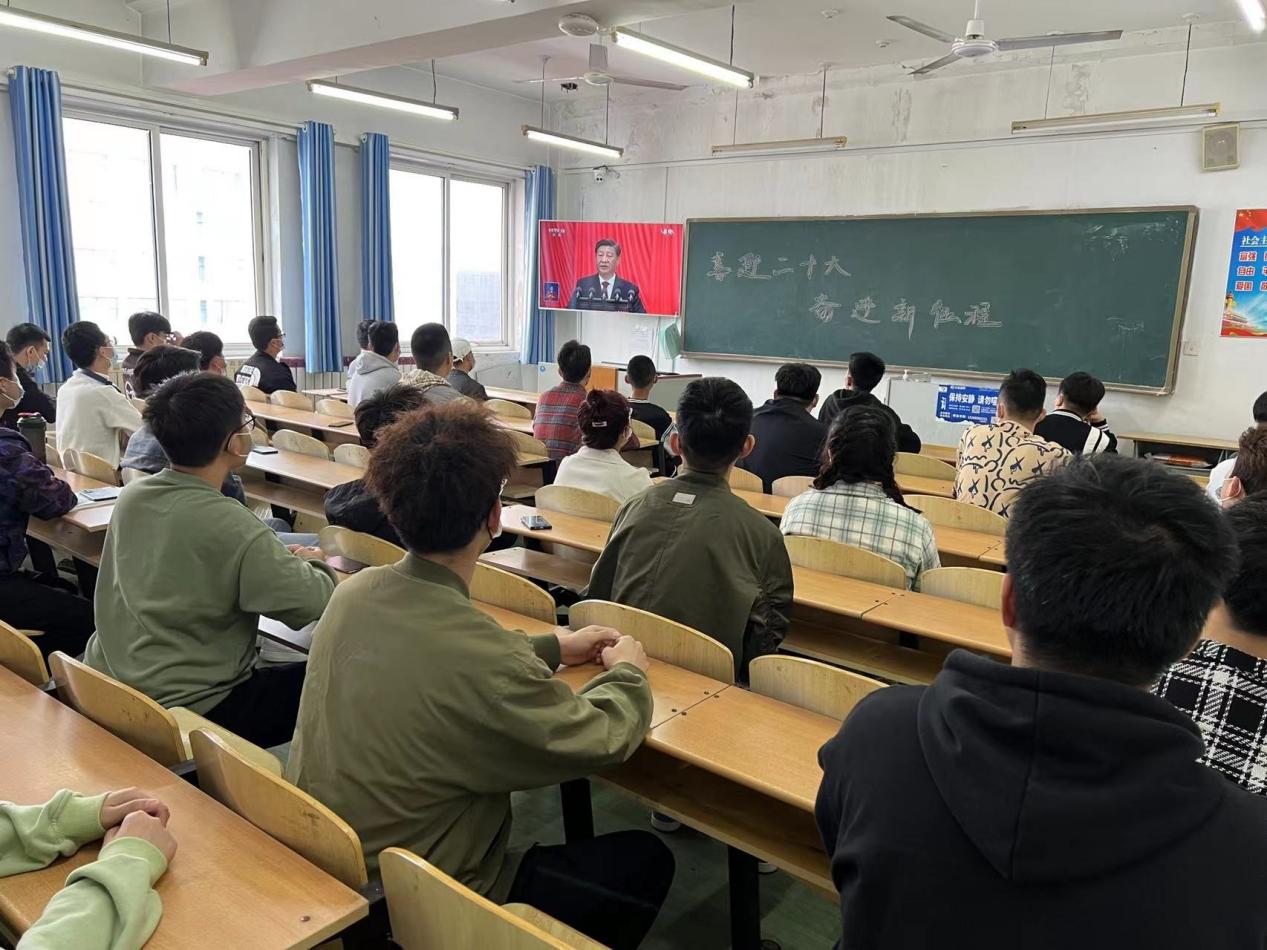 足球365直播网集中组织全校师生收听收看党的二十大开幕盛况