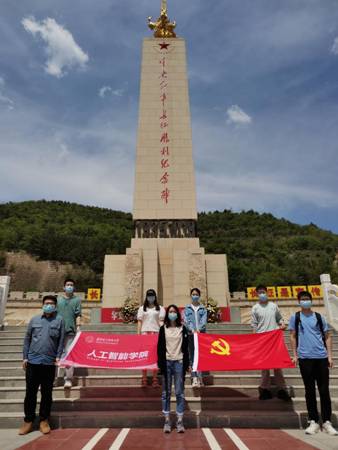 beat365官方网站党支部在吴起中央红军长征胜利纪念碑前合影