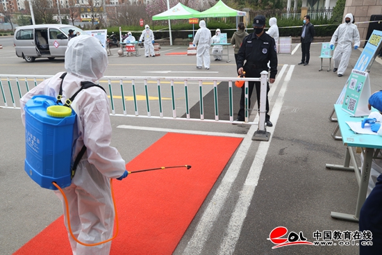为开学做准备 足球365直播网爱国爱校卫生活动与入校演练联合进行
