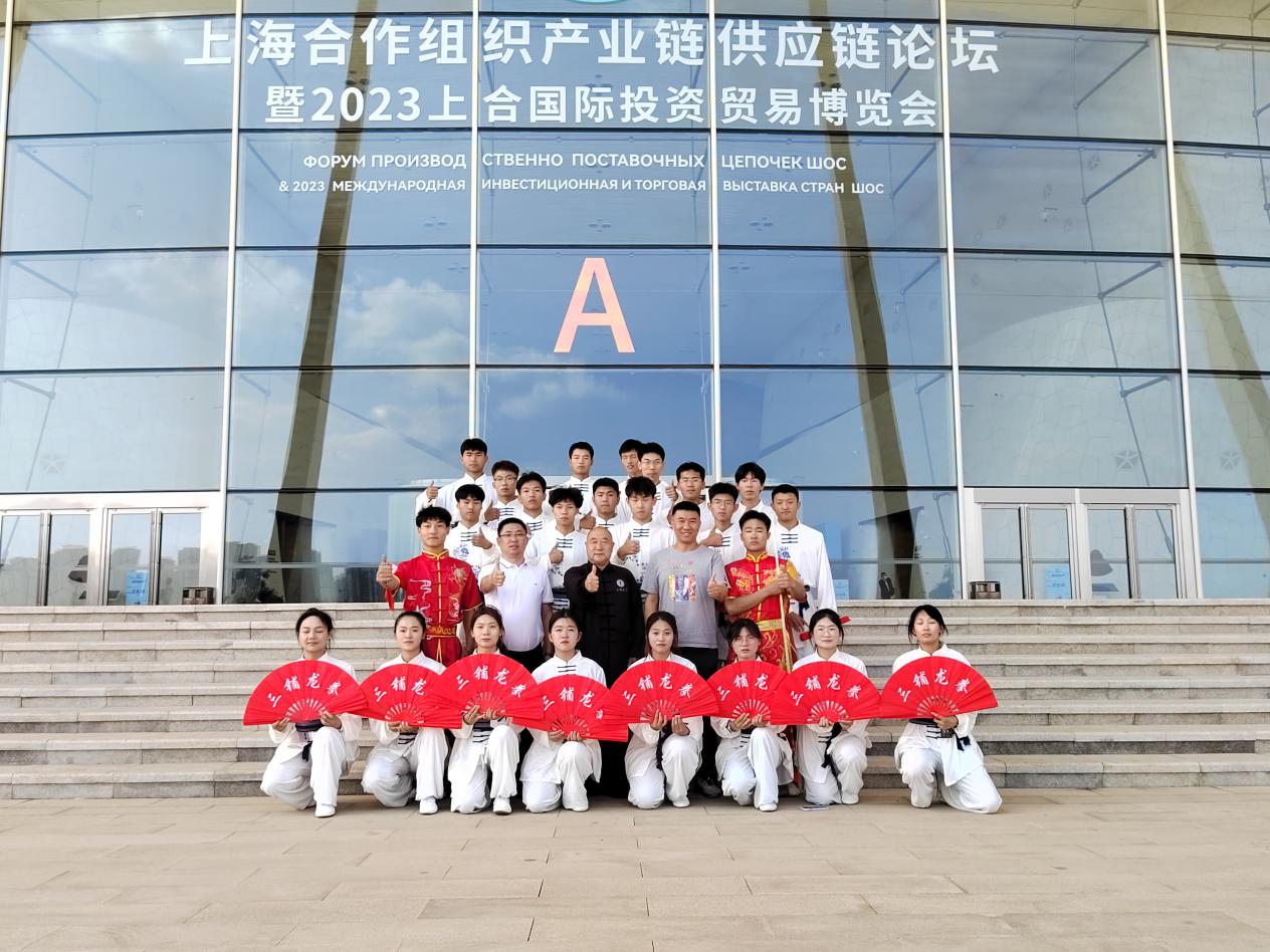 “走读中国”外国媒体青岛行活动启动仪式——足球365社体学子出演三铺龙拳节目 “走读中国”外国媒体青岛行活动启动仪式——足球365社体学子出演三铺龙拳节目