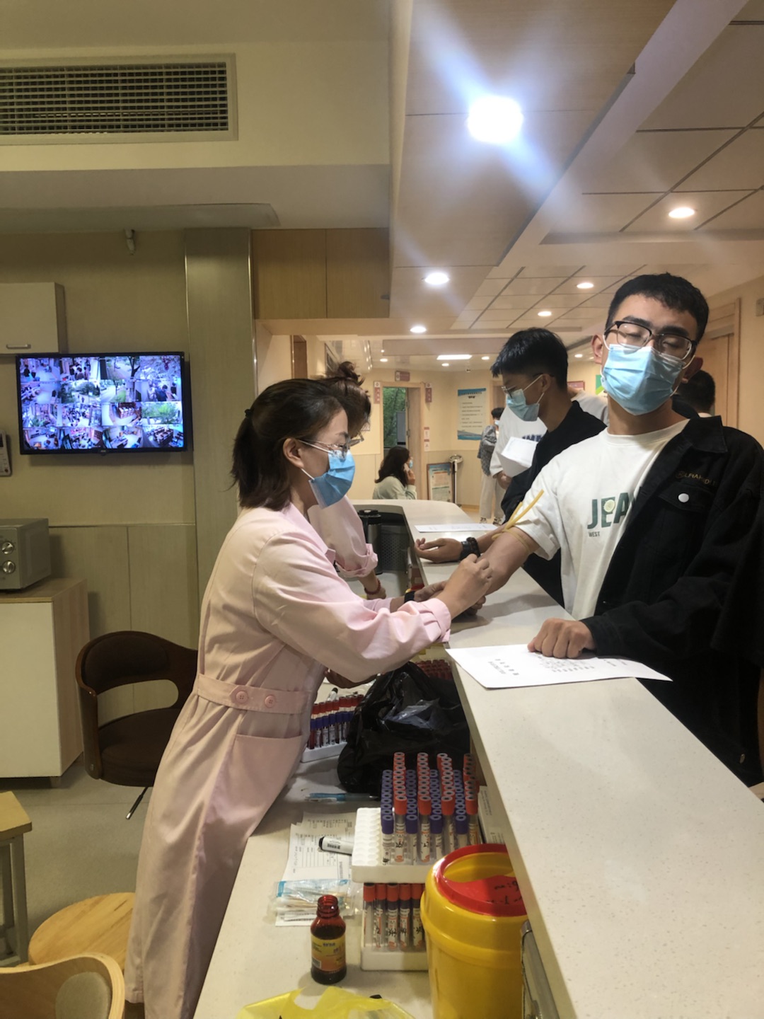 喜迎二十大 奋进新征程——足球365圆满完成2022级新生体检工作