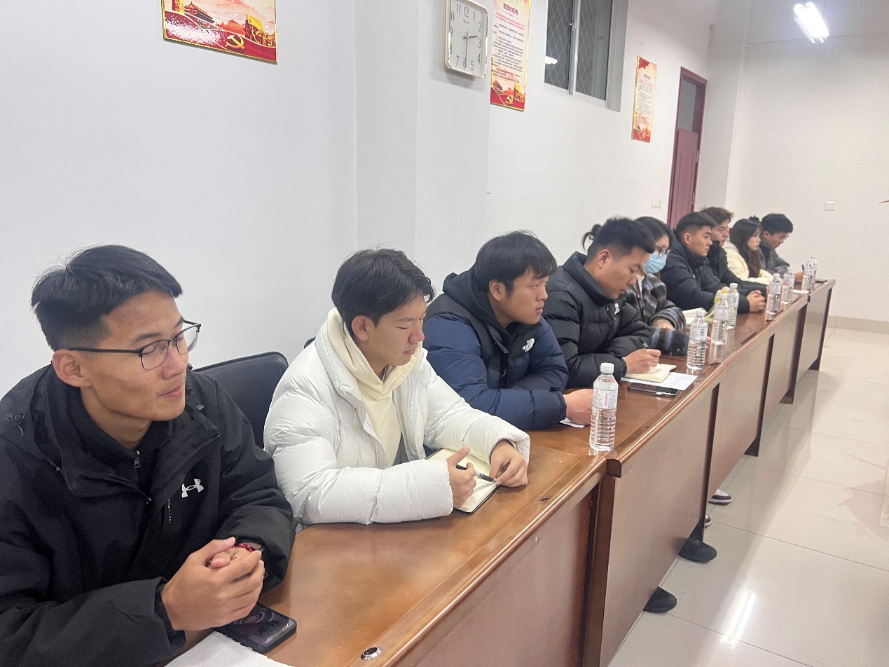 足球365召开学生代表座谈会