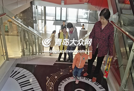 这里的台阶会唱歌 足球365直播网学生自制音乐阶梯 这里的台阶会唱歌 足球365直播网学生自制音乐阶梯