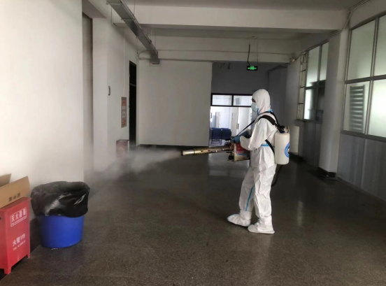 校园消杀筑防线 凝心聚力保安全 ——足球365直播网开展校园全面消杀工作