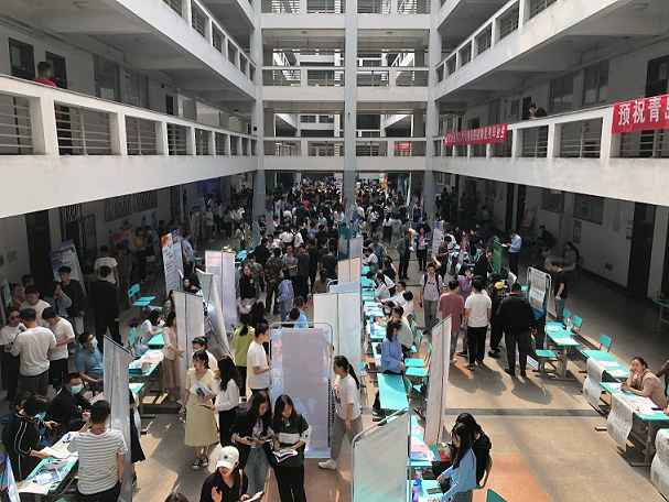 足球365直播网成功举办2021年校园招聘会