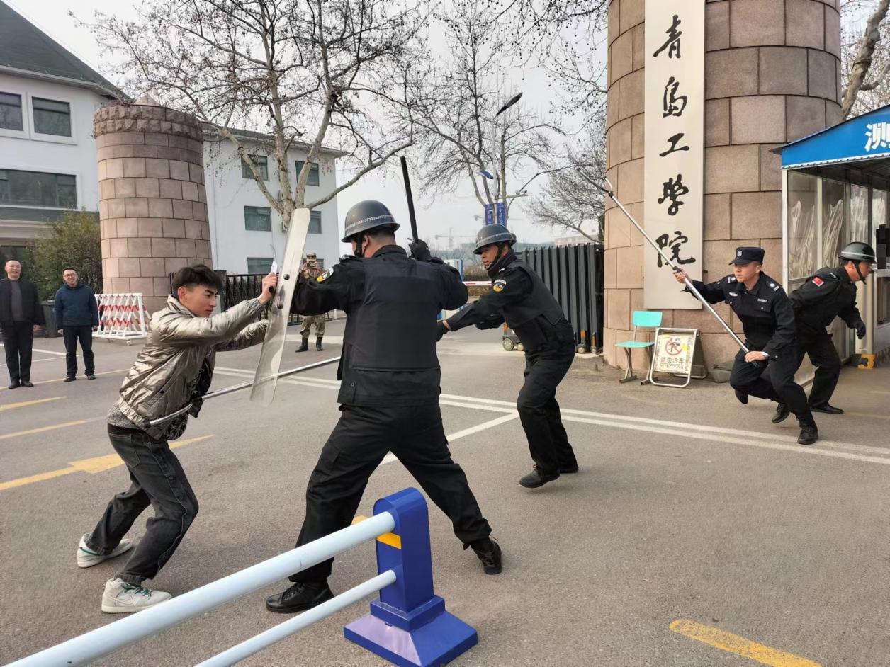 足球365直播网开展防暴演练 足球365直播网开展防暴演练