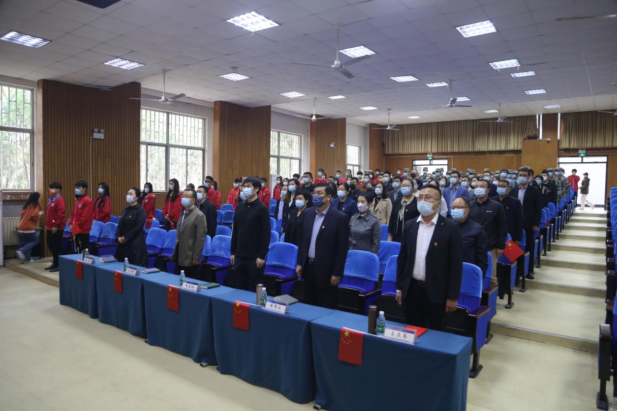 足球365直播网集中组织全校师生收听收看党的二十大开幕盛况