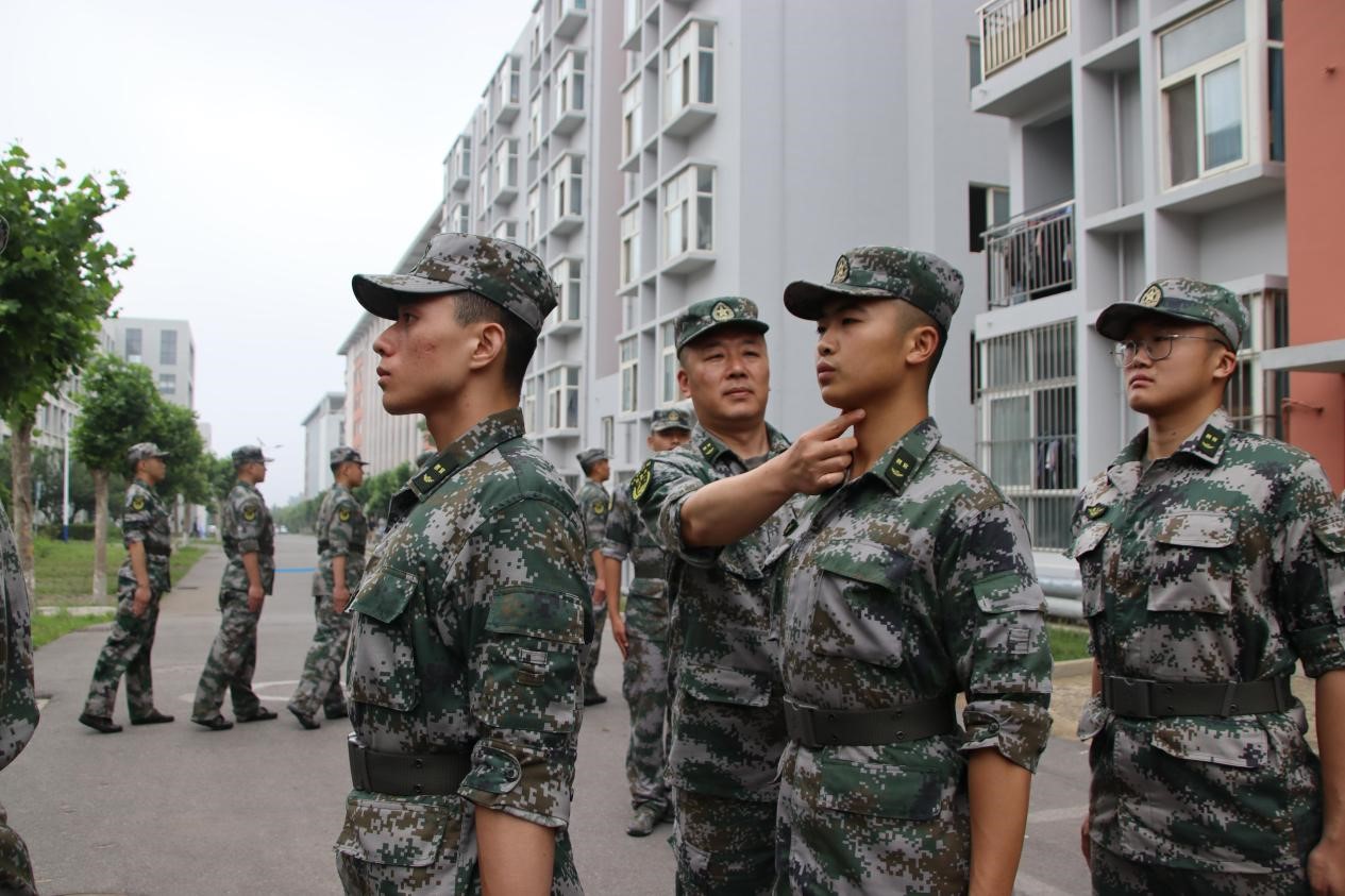 足球365直播网兄弟连完成“单个军人队列动作”强化训练 足球365直播网兄弟连完成“单个军人队列动作”强化训练