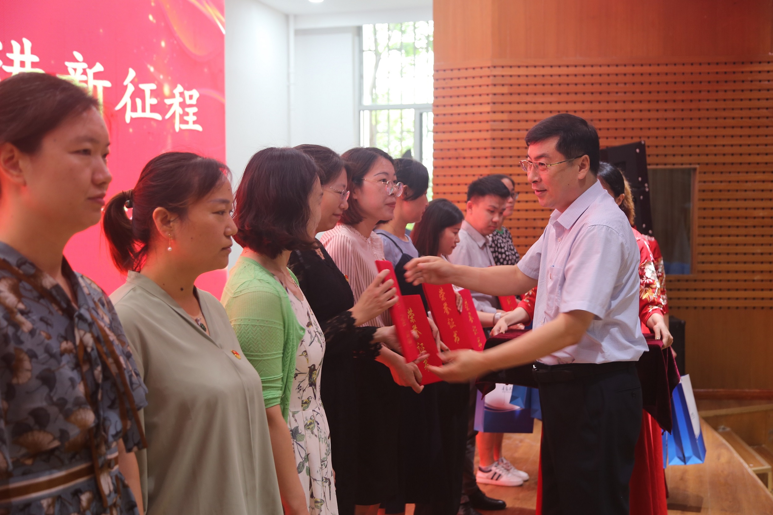 足球365直播网举行庆祝中国共产党成立101周年暨“七一”表彰大会